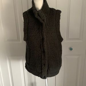 Aerie fuzzy vest size Medium.